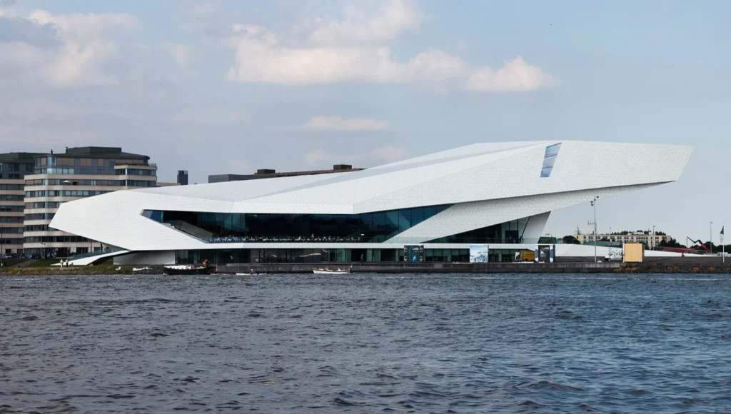 L'edificio bianco dell'EYE Film Institute visto dall'acqua, da un battello turistico