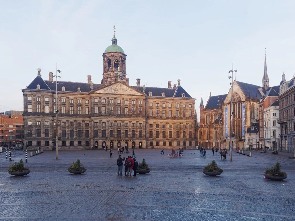 Piazza Dam con il Palazzo Reale al centro e la Nieuwe Kerk sulla destra