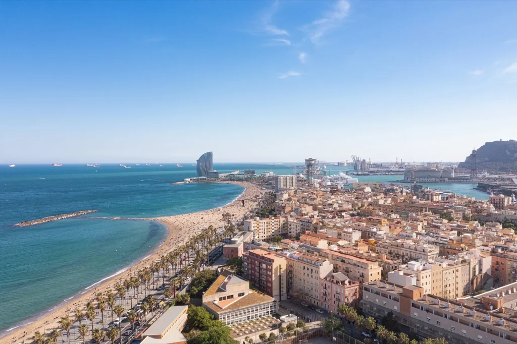 La spiaggia della Barceloneta e il Port Vell visti dall'alto, a Barcellona