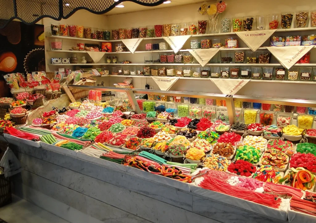 Un banco di dolciumi colorati al mercato della Boqueria, a Barcellona