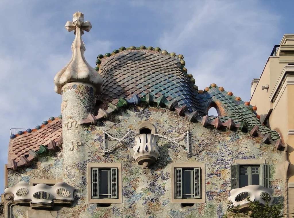 La parte alta della facciata di Casa Batlló, di Antoni Gaudí, a Barcellona