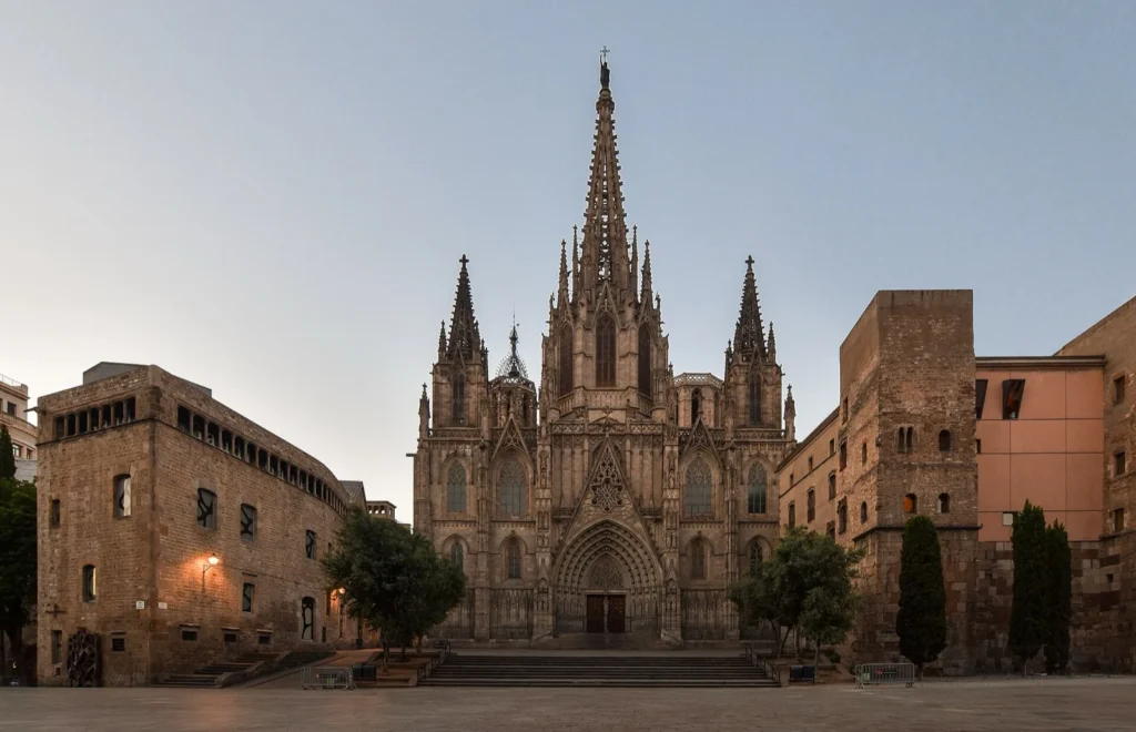 La facciata principale della Cattedrale di Barcellona, nel Barri Gòtic
