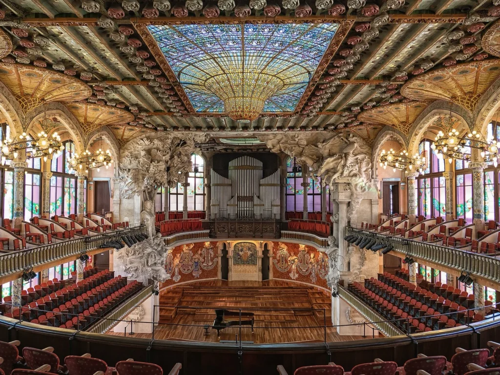La sala dei concerti del Palau de la Música Catalana, con il lucernario di vetro colorato