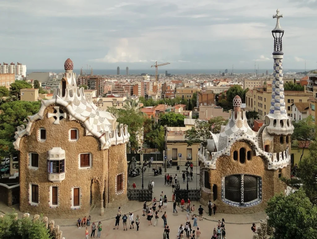 I padiglioni d'ingresso di Park Güell, progettati da Gaudí, con la città sullo sfondo