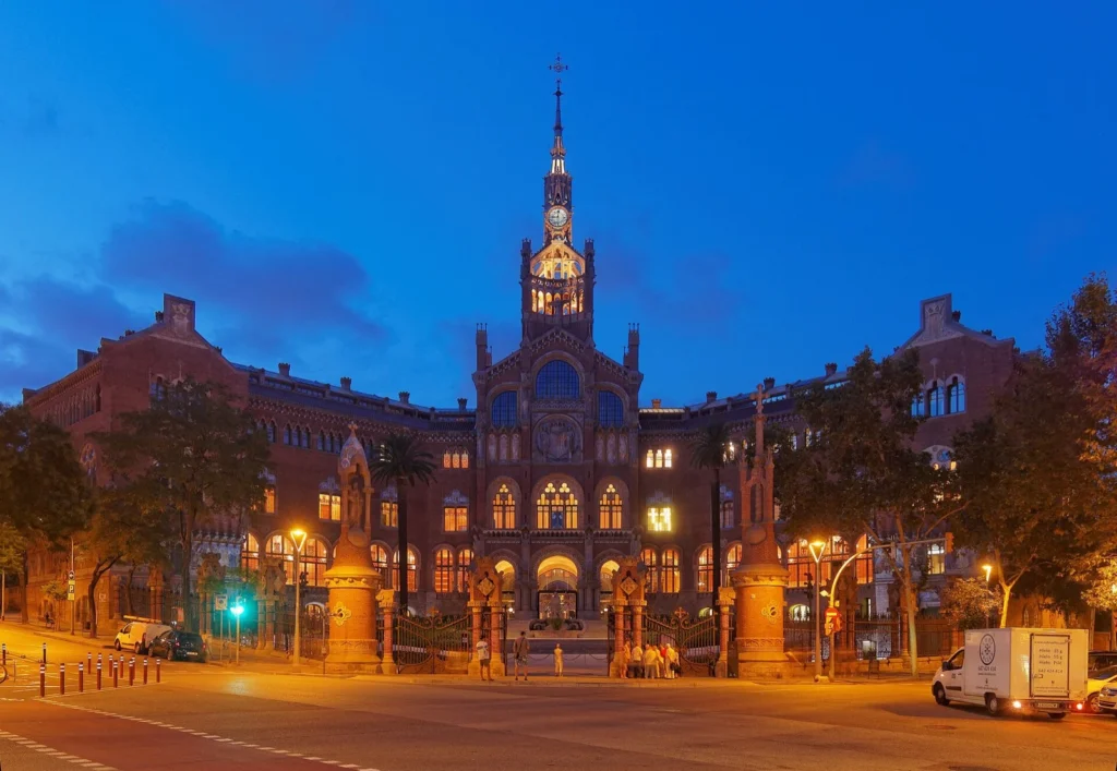 L'ingresso dell'Ospedale della Santa Creu i Sant Pau illuminato di sera, a Barcellona