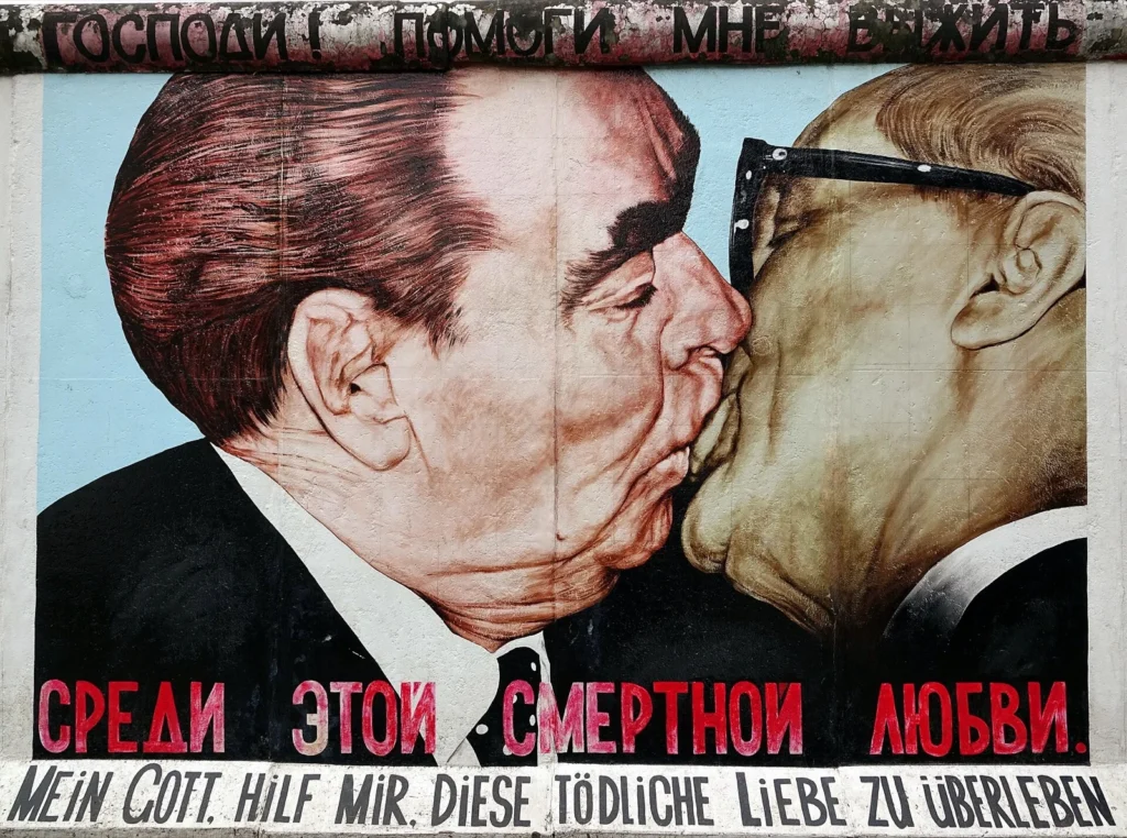 Il murale «Il bacio» di Dmitri Vrubel sull'East Side Gallery, a Berlino