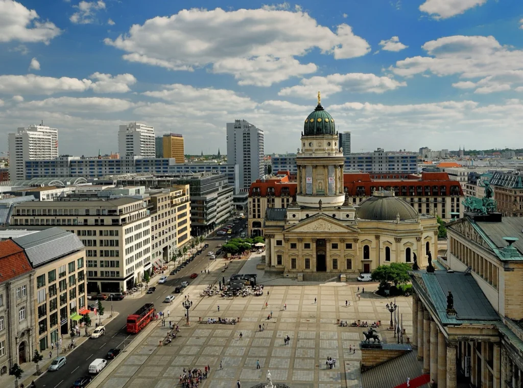 Il Gendarmenmarkt e il Deutscher Dom visti dall'alto, a Berlino