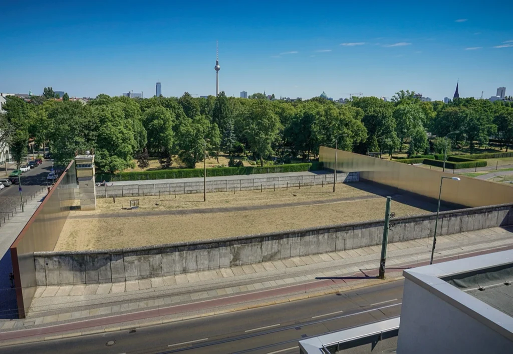 Il tratto del Muro conservato in Bernauer Straße, con la torre della televisione sullo sfondo
