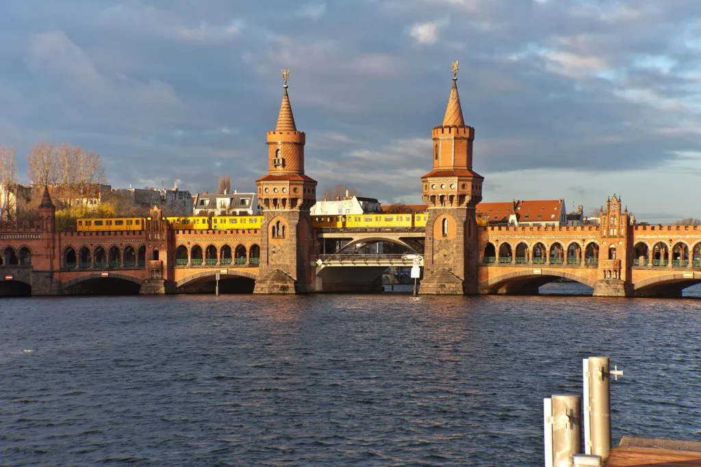 L'Oberbaumbrücke sulla Sprea con un treno giallo della U-Bahn, tra Friedrichshain e Kreuzberg