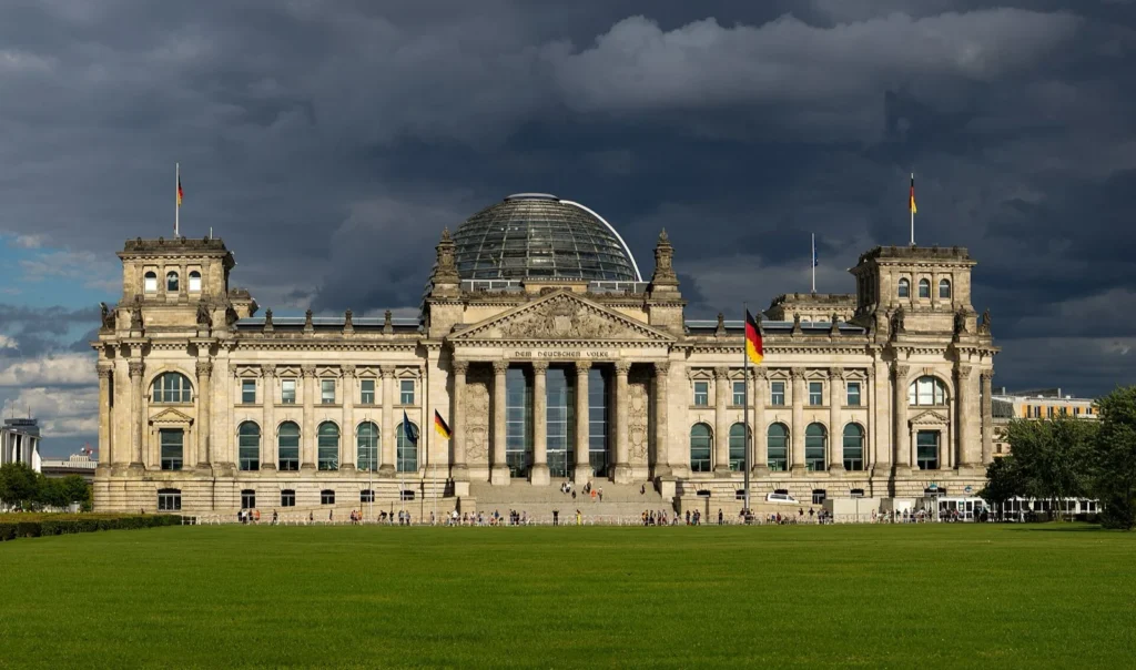 Il Reichstag, sede del Bundestag, visto da ovest con la cupola di vetro