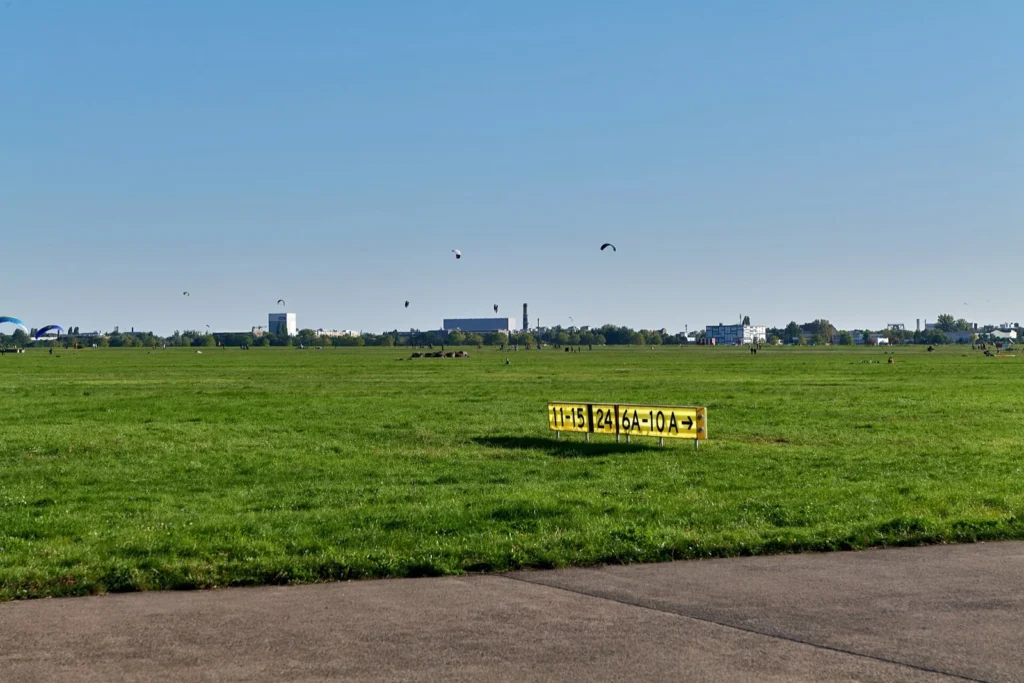 Il Tempelhofer Feld, l'ex aeroporto diventato parco, con gli aquiloni in cielo