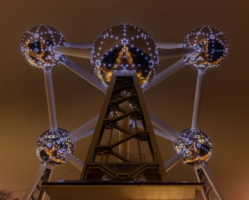 L’Atomium illuminato di notte, visto dal basso
