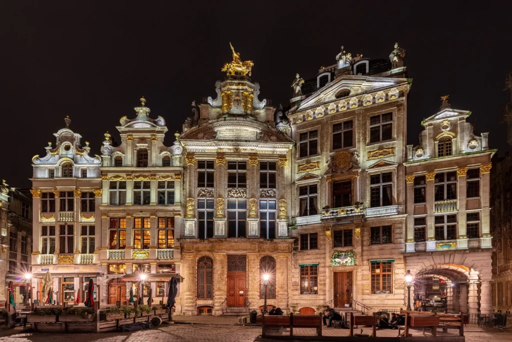 Case delle corporazioni sulla Grand-Place di Bruxelles illuminate di notte
