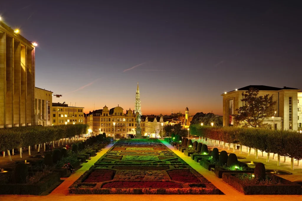 Giardino del Mont des Arts al crepuscolo, con la torre del Municipio sullo sfondo