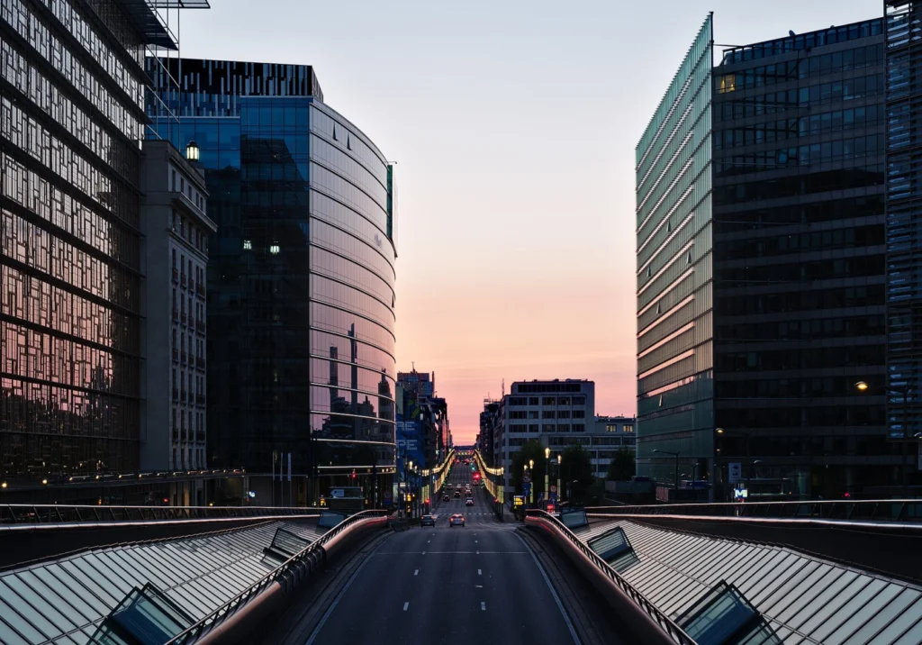 Rue de la Loi, nel Quartiere europeo, al crepuscolo