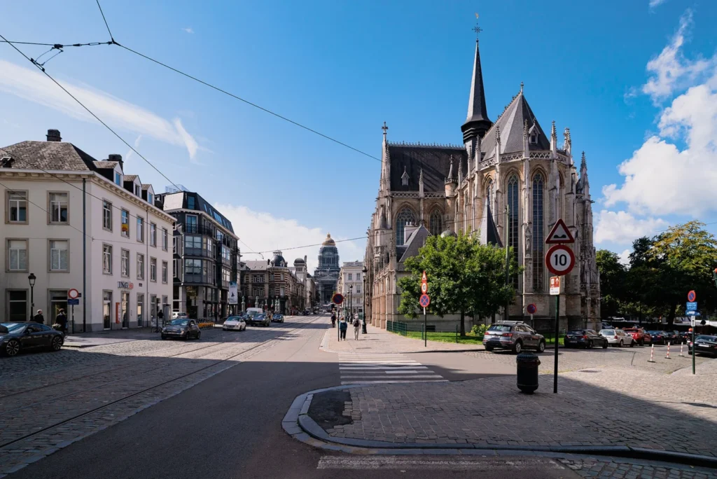 La chiesa di Notre-Dame du Sablon, con la cupola del Palazzo di Giustizia sullo sfondo