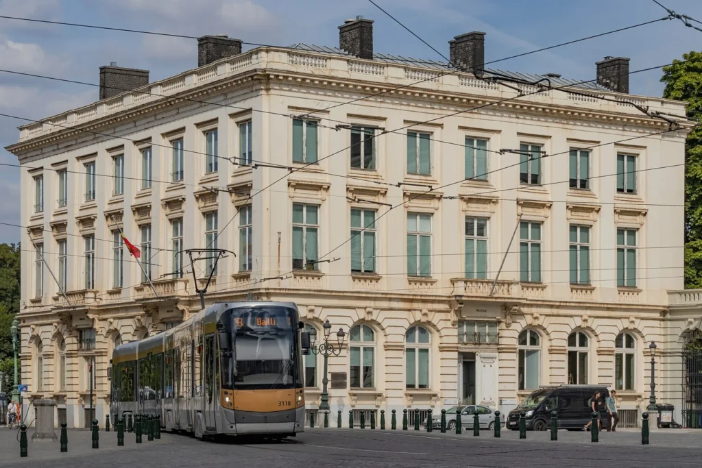 Un tram della STIB passa in Place Royale davanti al museo BELvue