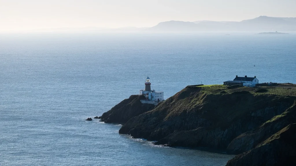 Il faro di Baily sulla punta sud-orientale di Howth Head, con il Mare d'Irlanda e i monti di Wicklow sullo sfondo
