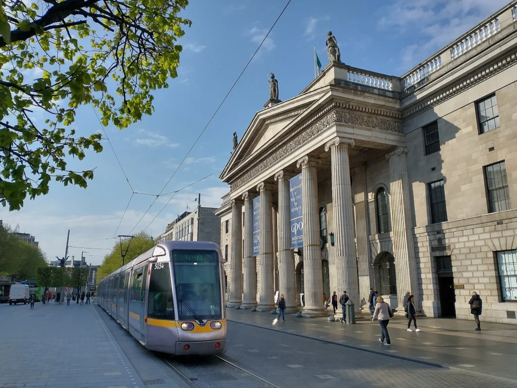Un tram Luas davanti alla facciata con colonne del General Post Office (GPO) di Dublino