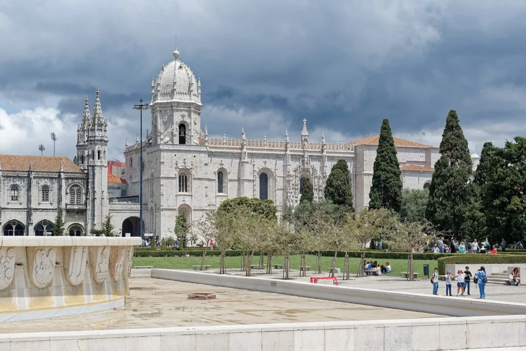 Il Monastero dos Jerónimos a Belém, Lisbona, con la chiesa di Santa Maria di Belém, giardini e cipressi davanti