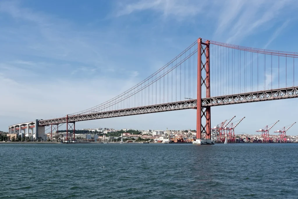 Il ponte sospeso 25 de Abril visto dal fiume Tago a Lisbona