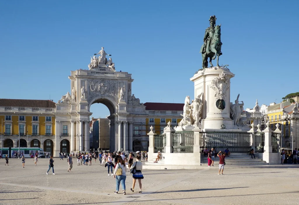 Praça do Comércio a Lisbona con l'arco monumentale e la statua equestre al centro della piazza