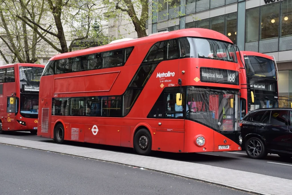Un autobus rosso a due piani New Routemaster della linea 168 a Holborn, Londra