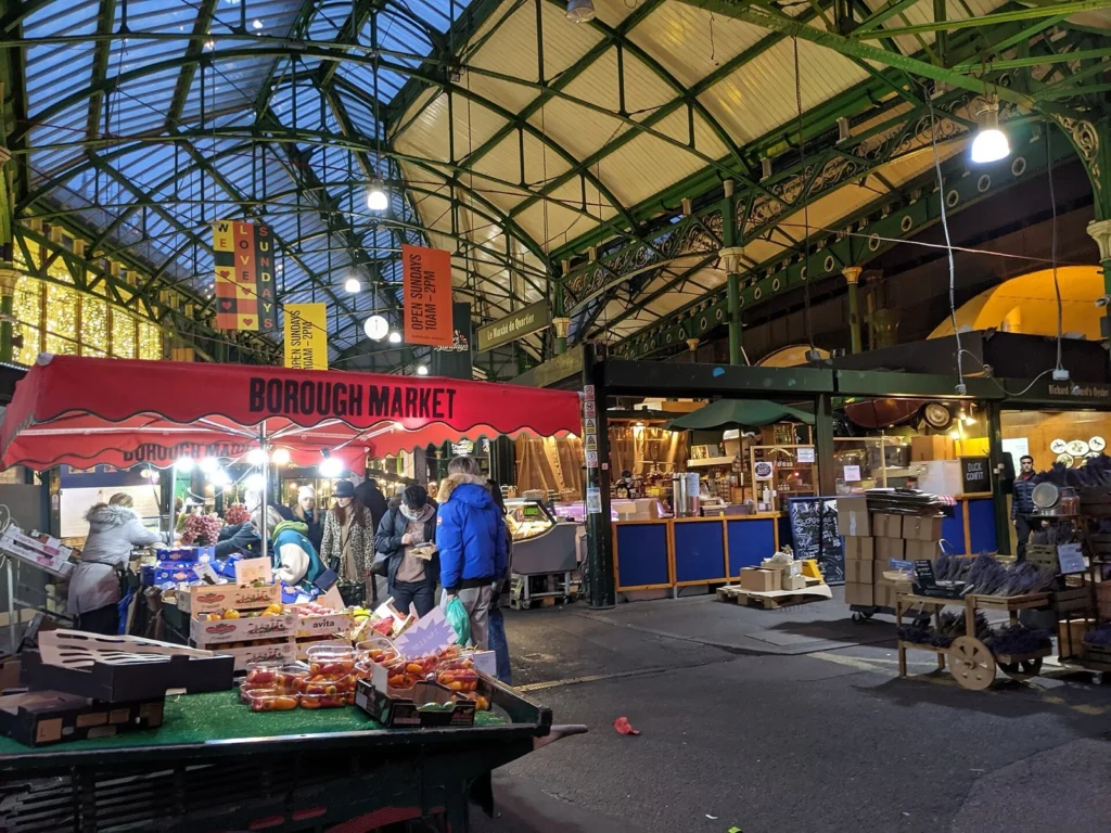 Bancarelle sotto la copertura in ferro e vetro del Borough Market, a Londra