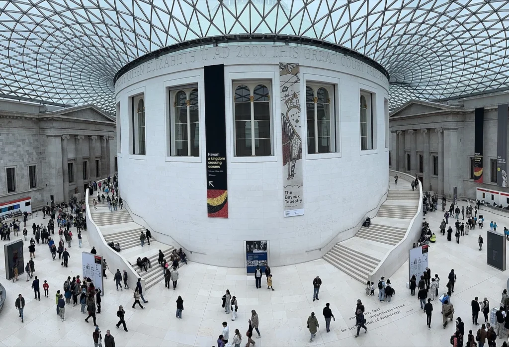 La Great Court del British Museum con la sala di lettura circolare sotto la copertura in vetro
