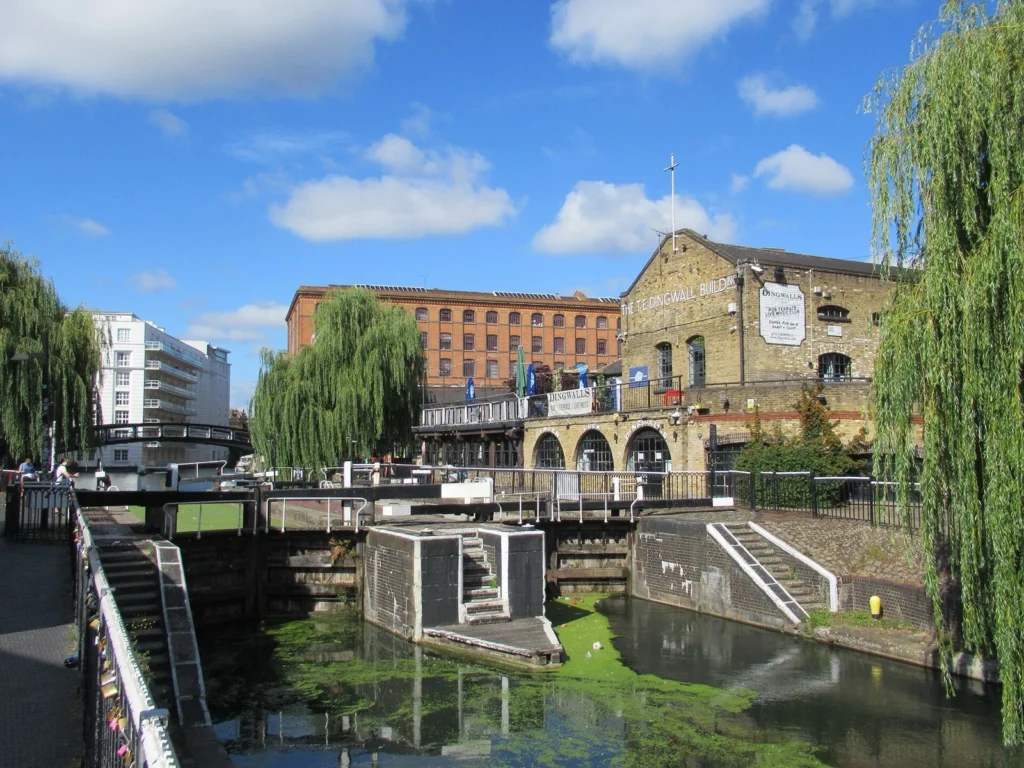 La chiusa di Camden Lock e i ponti sul Regent's Canal, a Londra