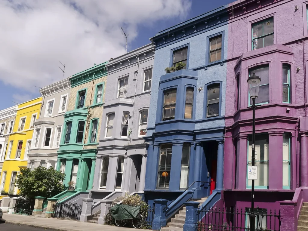 Case a schiera dalle facciate colorate in Lancaster Road, nel quartiere di Notting Hill a Londra