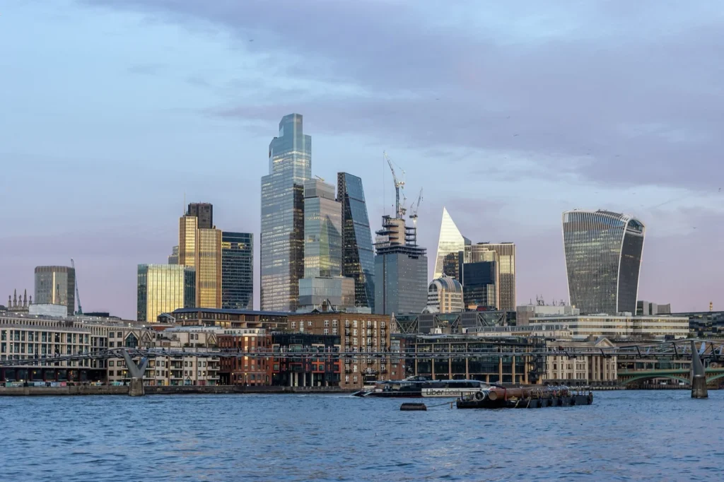 I grattacieli della City di Londra visti dall'altra sponda del Tamigi, di sera