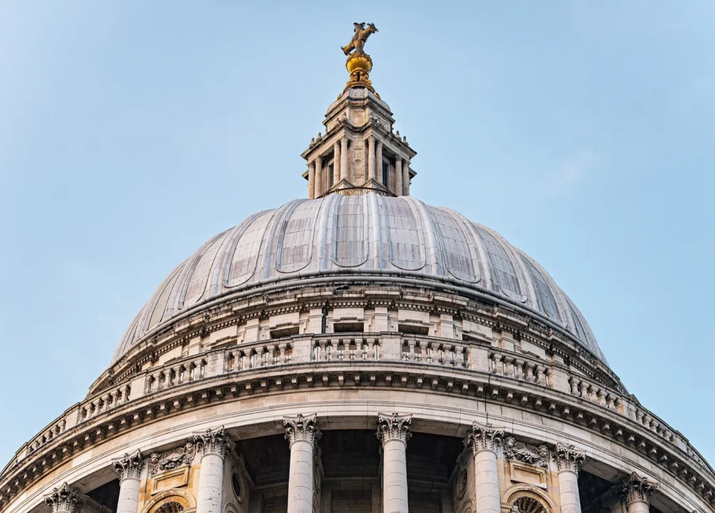 La cupola della cattedrale di St Paul a Londra, vista dal basso