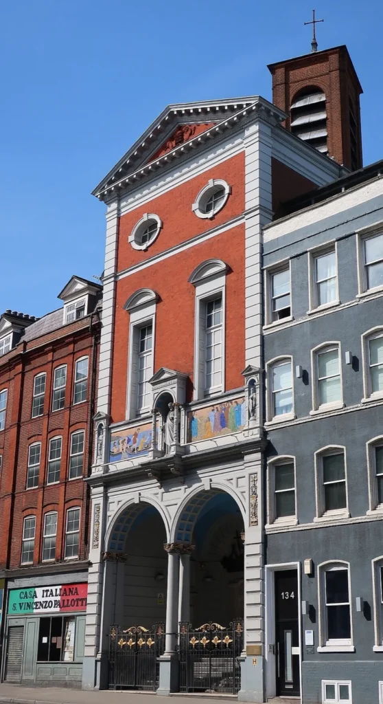 La facciata della chiesa italiana di St Peter in Clerkenwell Road, a Londra