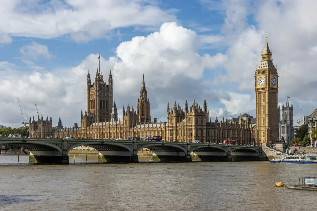 Il Palazzo di Westminster con il Big Ben e il Westminster Bridge sul Tamigi, a Londra