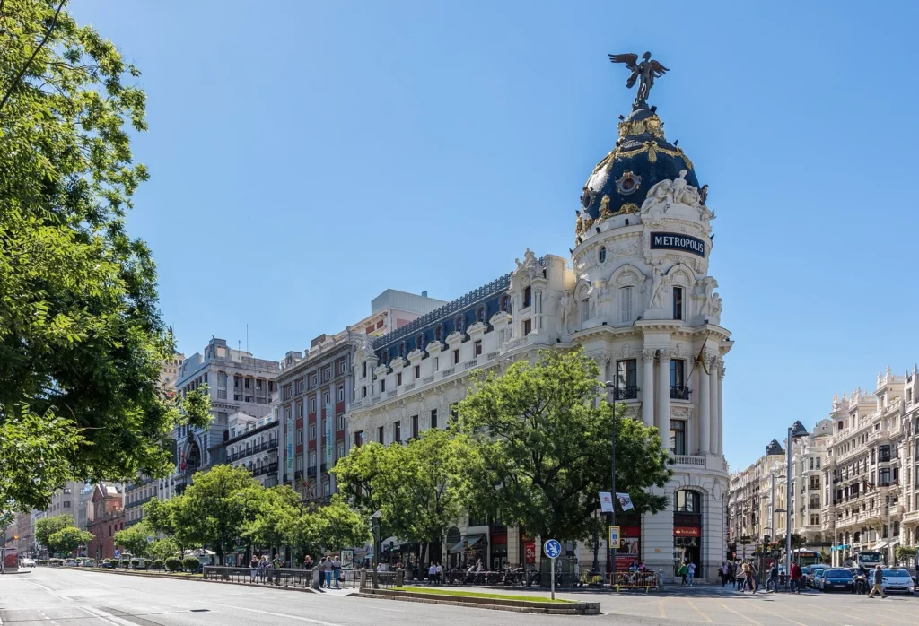 L'Edificio Metrópolis con la cupola e la statua alata, all'incrocio tra calle de Alcalá e Gran Vía