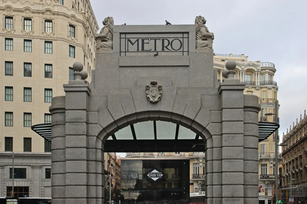 L'ingresso in granito della stazione della metropolitana Gran Vía, con la scritta METRO