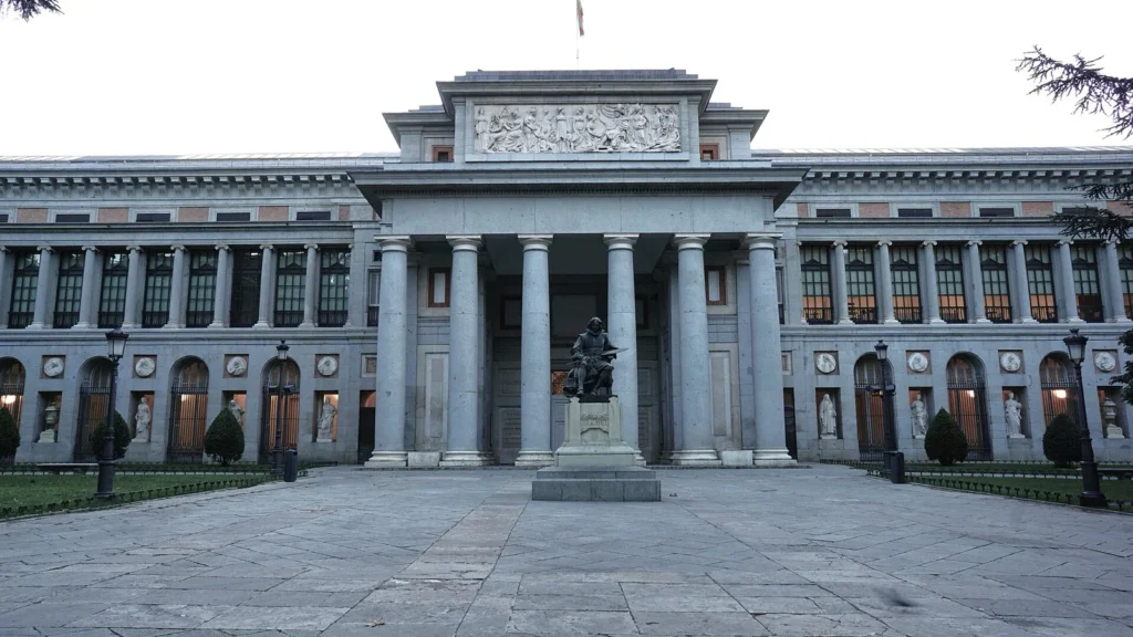 La facciata del Museo del Prado sul Paseo del Prado, con il colonnato e la statua di Velázquez