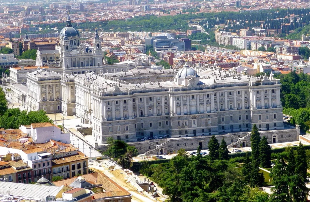Il Palazzo Reale di Madrid e la cattedrale dell'Almudena visti dall'alto, dalla terrazza dell'Edificio España