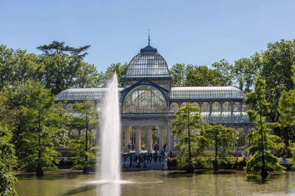 Il Palacio de Cristal nel Parco del Retiro, con il laghetto e lo zampillo della fontana in primo piano
