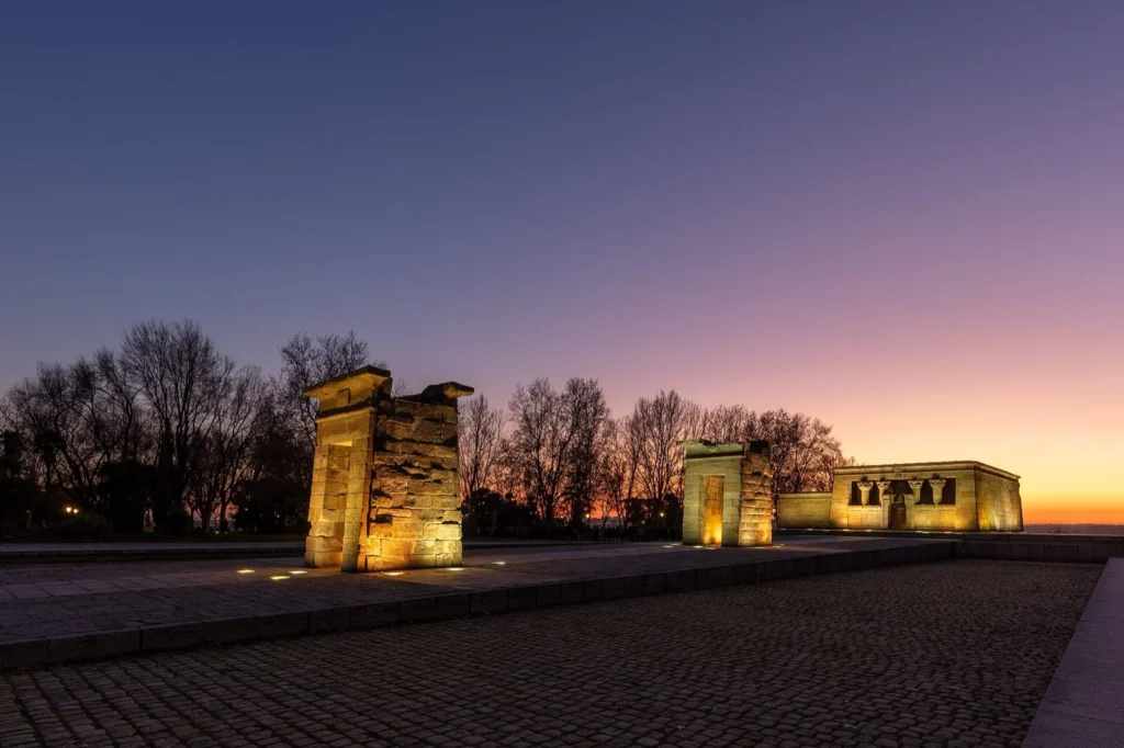 Il Tempio di Debod illuminato al tramonto nel Parque de la Montaña