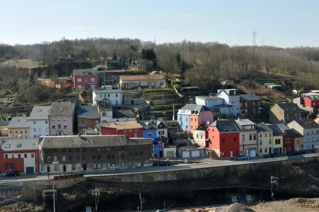 Case a schiera colorate sulla collina del quartiere italiano di Dudelange, in Lussemburgo