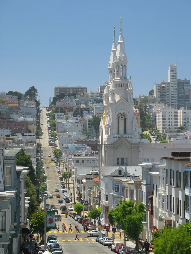 Filbert Street a North Beach, San Francisco, con i due campanili bianchi della chiesa dei Santi Pietro e Paolo sopra le case del quartiere