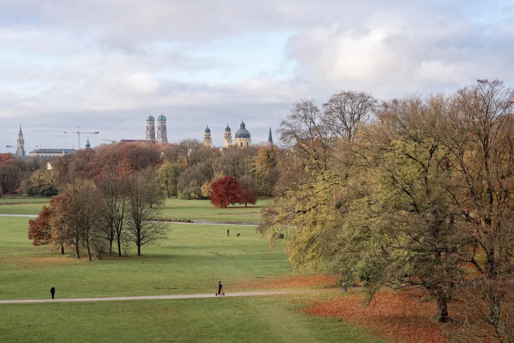 L'Englischer Garten in autunno, con le torri della città vecchia sullo sfondo