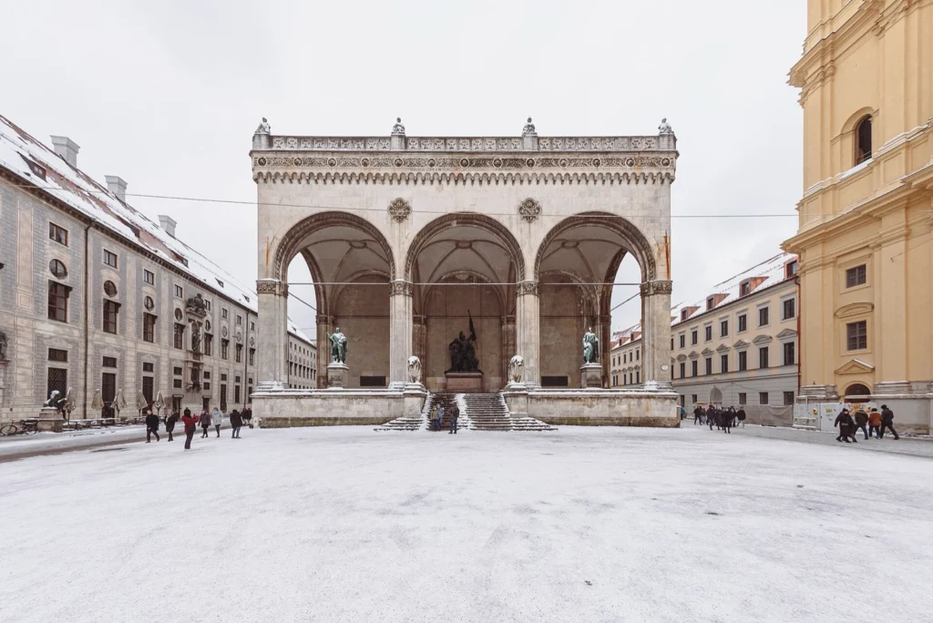 La Feldherrnhalle su Odeonsplatz innevata, a Monaco di Baviera