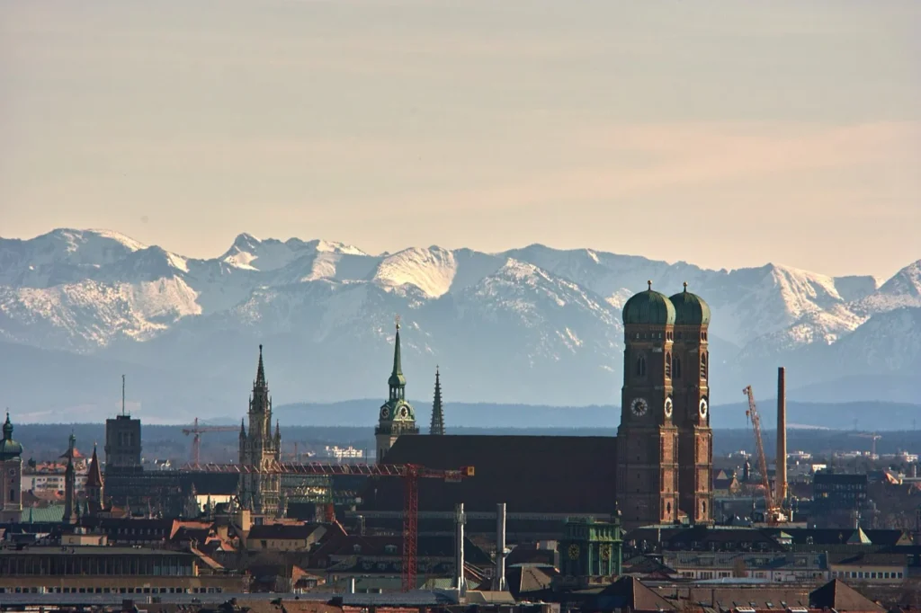 Le torri della Frauenkirche con le Alpi innevate sullo sfondo, a Monaco di Baviera