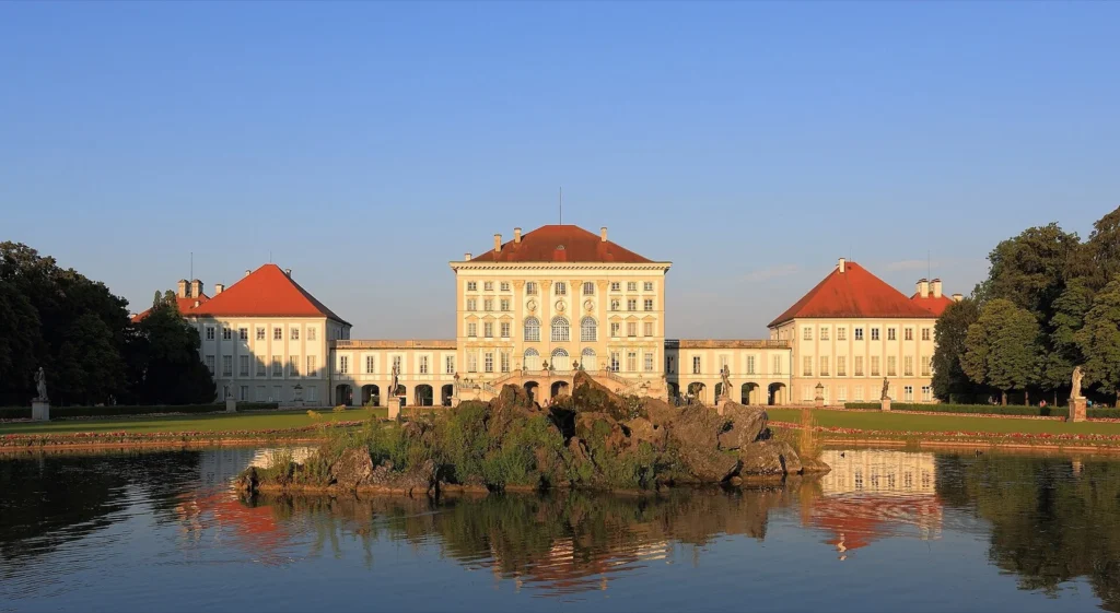 Il castello di Nymphenburg al tramonto, riflesso nell'acqua