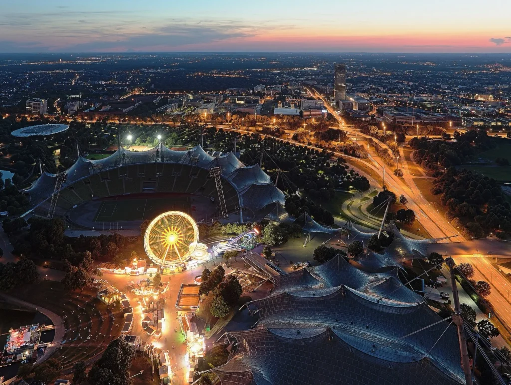 L'Olympiapark e lo stadio olimpico di Monaco visti dall'alto al crepuscolo