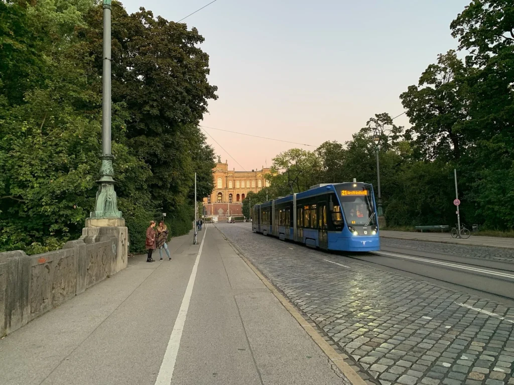 Un tram della linea 21 sul Maximiliansbrücke, a Monaco di Baviera