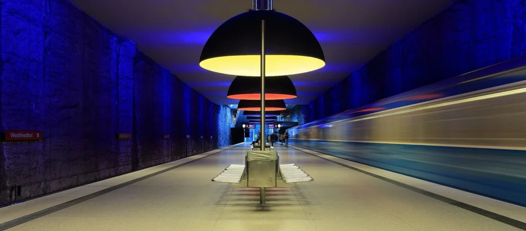La stazione Westfriedhof della U-Bahn di Monaco, con le grandi lampade colorate